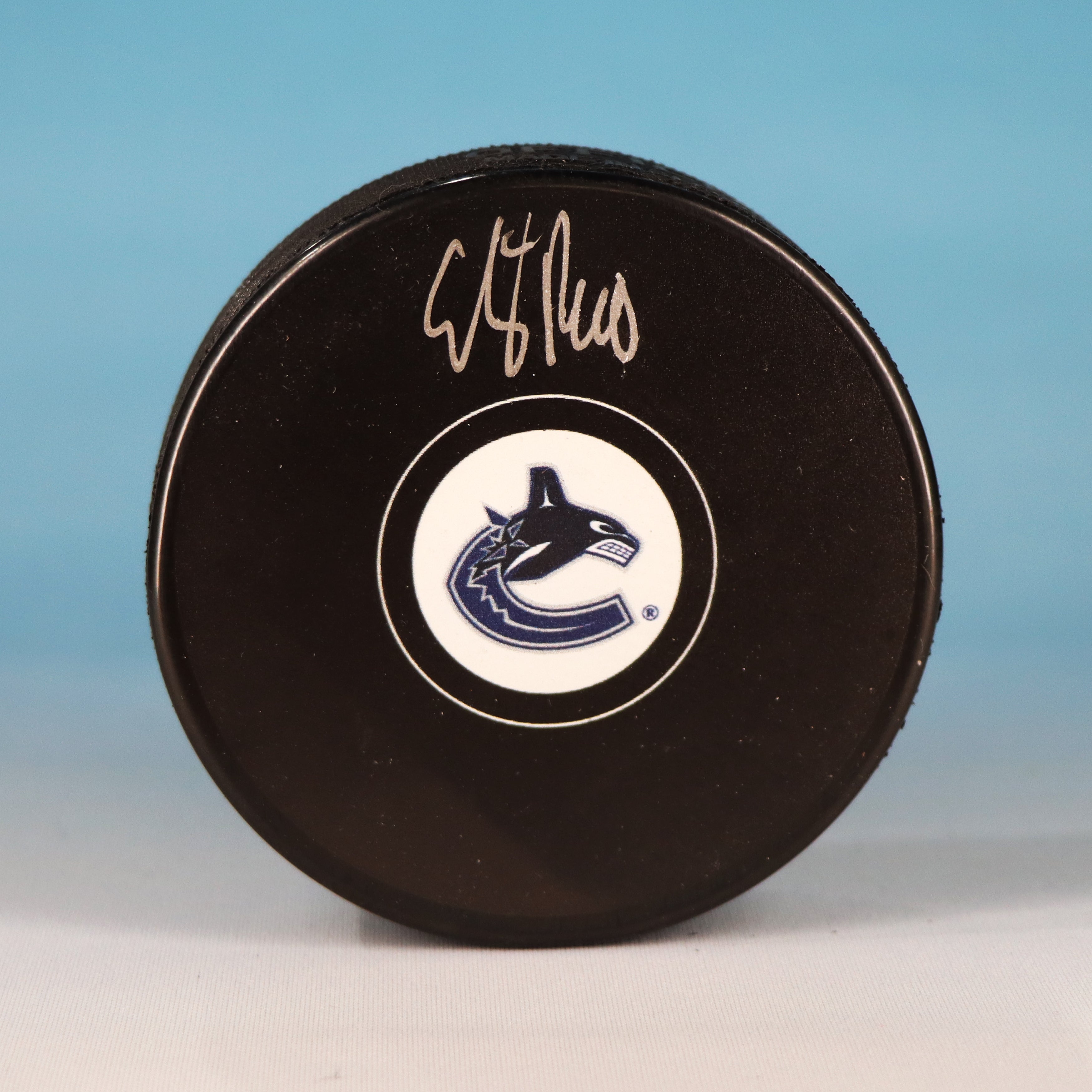 Elias Pettersson Vancouver Canucks Autographed Hockey Puck (Fanatics Authentic)