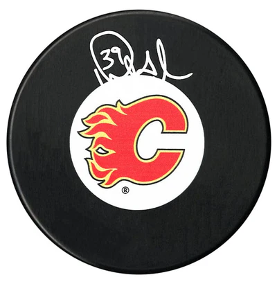 Doug Gilmour Autographed Calgary Flames Puck (COJO Sports)